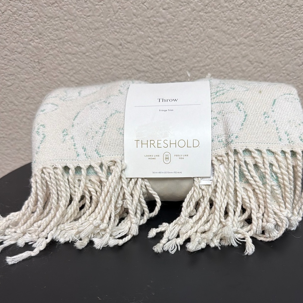 NWT‎ Threshold Cream and Green Fringed Throw